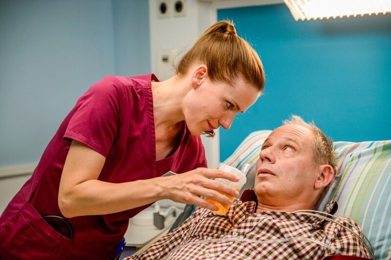 Betty Dewald (Bettina Lamprecht) und Philipp Goldmann (Michael Lott). – Bild: ORF/​ZDF/​Willi Weber