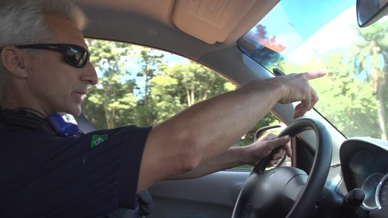 Brasilien – Ein Beamter deutet auf ein Fahrzeug, das sich der Kontrolle der Grenzpolizei entzieht. – Bild: Omava LLC