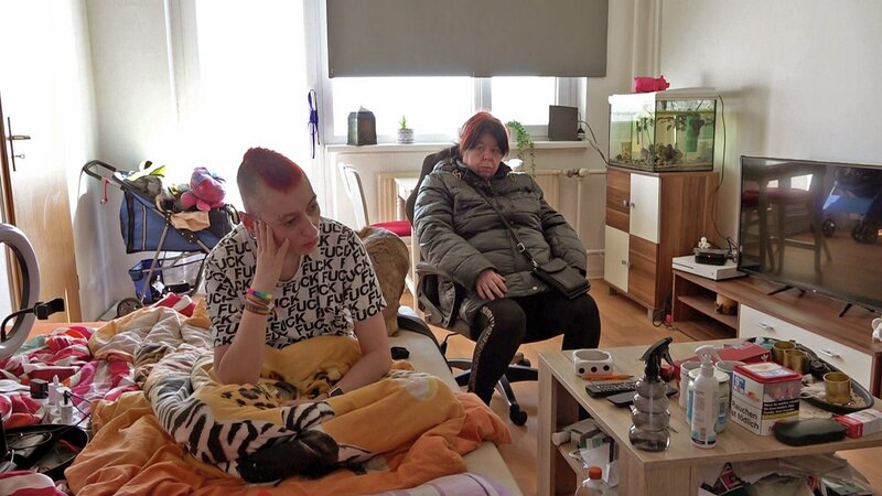 Pamela (re.) muss bei Nadine ausziehen – Bild: RTLZWEI