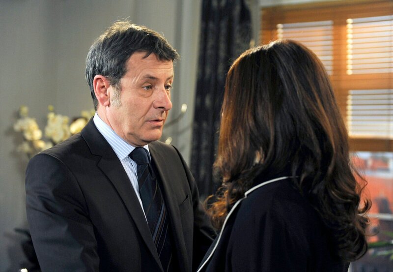 ARD ROTE ROSEN FOLGE 1496, am Mittwoch um 14:10 Uhr im ERSTEN. Gunter (Hermann Toelcke, l.) macht Benita (Barbara Ricci, r.) klar, dass er den Kontakt zu Merle nicht abbrechen wird. – Bild: ARD/​Nicole Manthey