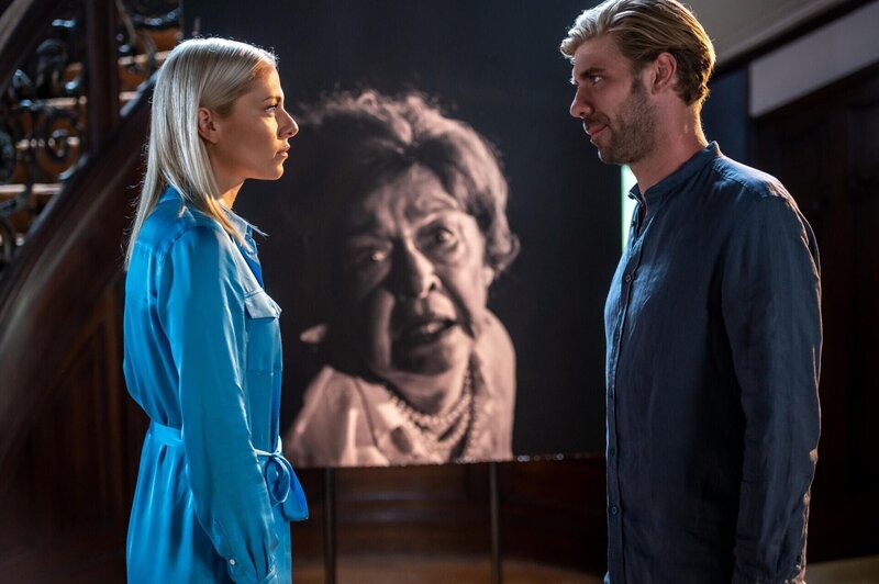 Brian (Felix Lampert) hat festgestellt, dass Sunny (Valentina Pahde) bisher noch nicht in den Genuss eines exklusiven Einzelgesprächs gekommen ist. – Bild: RTL /​ Sebastian Geyer