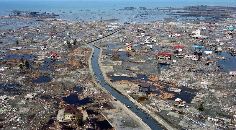 BANDA ACEH, INDONESIA: (FILES) Aerial file photo shows a coastal area of Banda Aceh, 05 January 2005, two weeks after a powerful tsunami hit the region on December 26 2004, following a submarine earthquake, leaving 228,429 people dead and missing. Sri Lankan authorities issued a tsunami warning calling for coastal evacuation, following an 8.2-Richter quake off the Indonesian island of Sumatra 28 March 2005. – Bild: CHOO YOUN-KONG /​ AFP via Getty Images