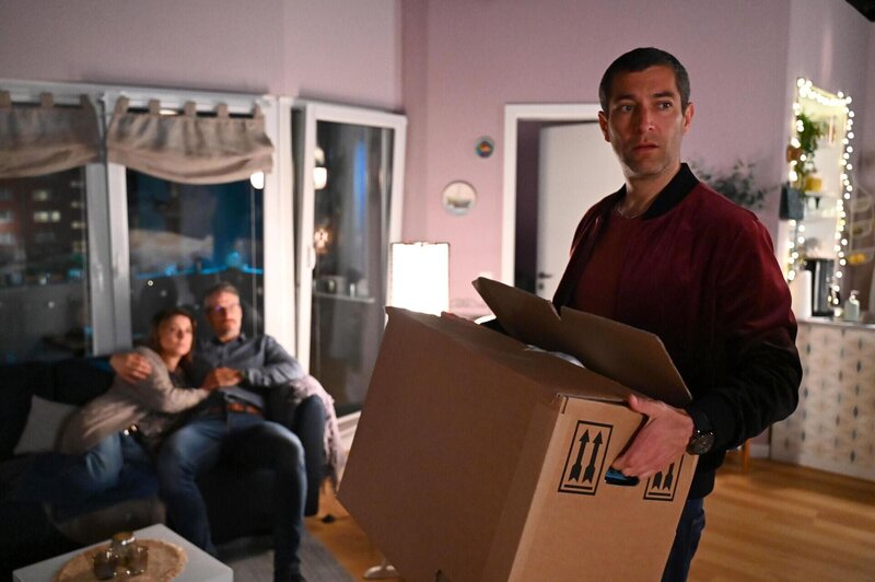 Daniela (Berrit Arnold) und Henning (Stefan Bockelmann) müssen einsehen, dass sie Dragan (Florian Thunemann, r.) so schnell nicht loswerden. – Bild: RTL /​ Julia Feldhagen