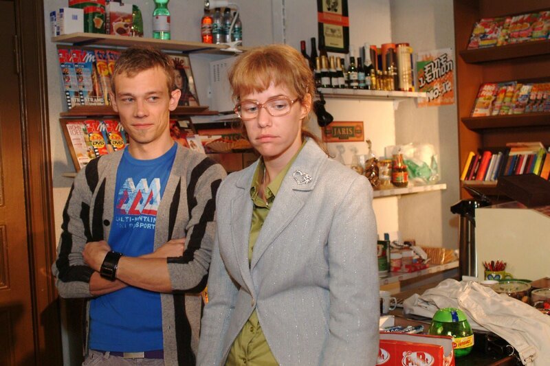 Lisa (Alexandra Neldel, r.) gesteht Jürgen (Oliver Bokern, l.), dass sie sich an Süßigkeiten vergriffen hat und ihre Diät aufgeben will. (Dieses Foto von Alexandra Neldel darf nur in Zusammenhang mit der Berichterstattung über die Serie „Verliebt in Berlin“ veröffentlicht und verbreitet werden.) – Bild: SAT.1 /​ Monika Schürle