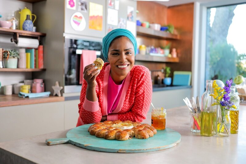 Nadiya Hussain mit Brioche. – Bild: ORF/​Warner