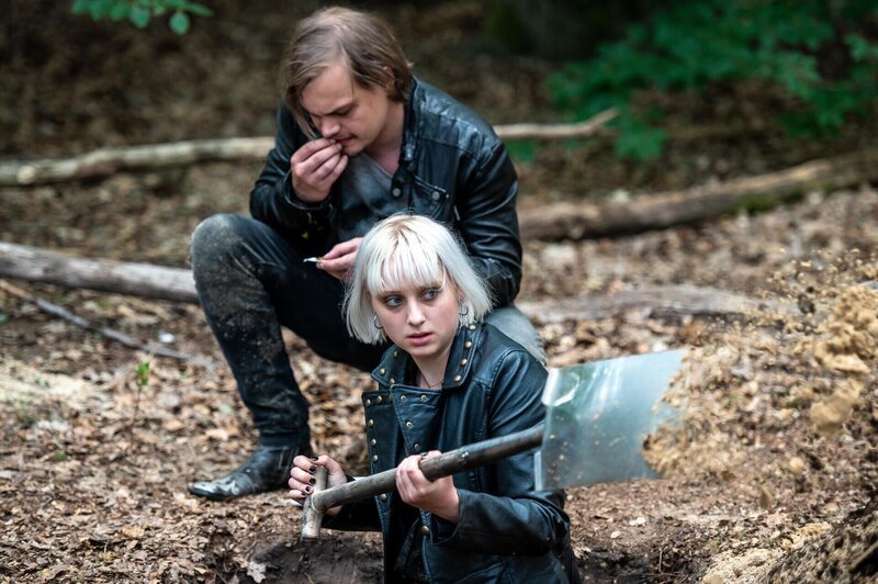 Während Ruby (Linda Rohrer) weiter an ihrem Loch buddelt, schaut Ove (Wilson Gonzalez Ochsenknecht) gechillt zu. – Bild: RTL /​ Sebastian Geyer