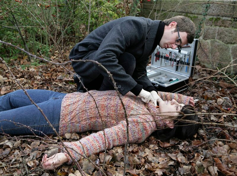 Rechtsmediziner Dr. Stabroth (Jochen Schropp) untersucht die tote Taxifahrerin. – Bild: MDR/​Saxonia Media/​Frauendorf