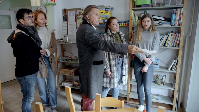 Ingo Lenßen (3.v.l.); Sarah Grüner (4.v.l.) – Bild: SAT.1