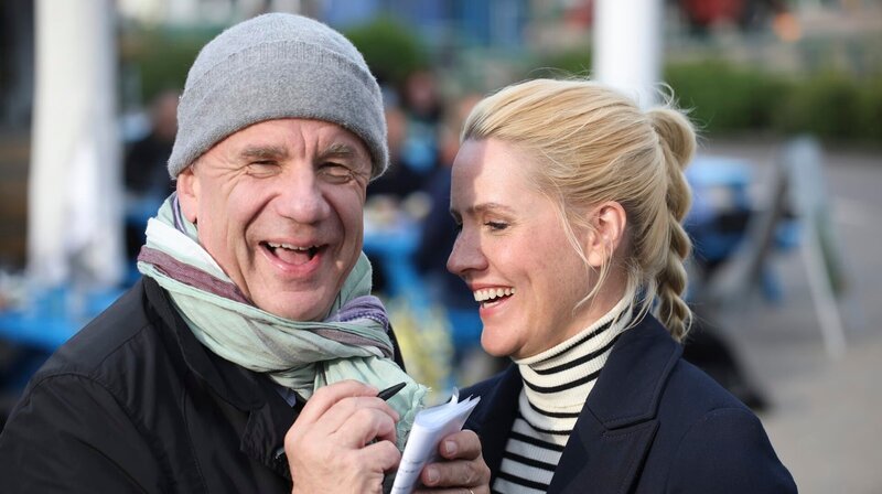 Judith Rakers trifft Hubertus Meyer-Burckhardt, der ein absoluter Helgoland-Fan ist. – Bild: NDR/​Doclights