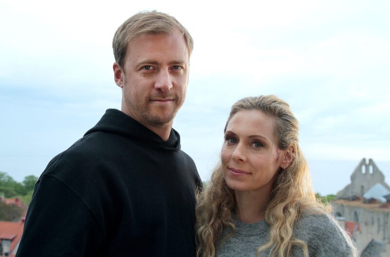 Maria Wern (Eva Röse) möchte die Romanze mit ihrem Kollegen Sebastian (Erik Johansson) auffrischen, doch dafür bleibt ihr wegen eines kniffligen Mordfalls keine Zeit. – Bild: ARD Degeto/​Warner Bros./​Cologne Film/​Ulrika Malm