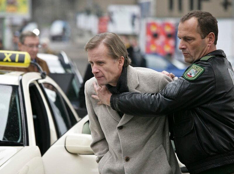 Jacobs (Axel Wandtke) wird festgenommen. – Bild: MDR/​Saxonia Media/​Frauendorf