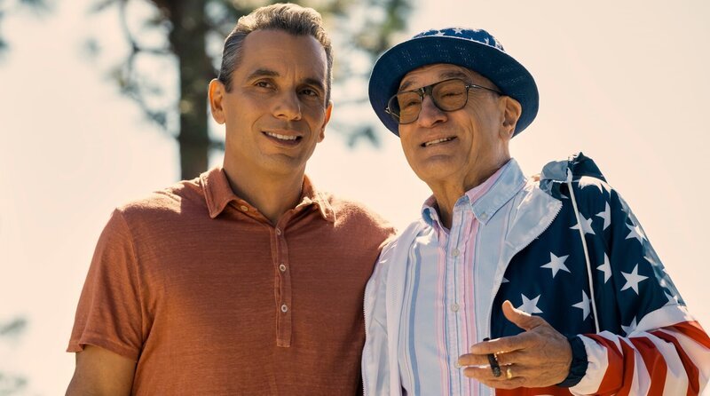 Sizilianischer Stolz: Sebastian (Sebastian Maniscalco, li.) und Salvo (Robert De Niro, re.) beginnen langsam, die wahre Bedeutung von Familie und Zusammenhalt zu verstehen. – Bild: Leonine Licensing GmbH