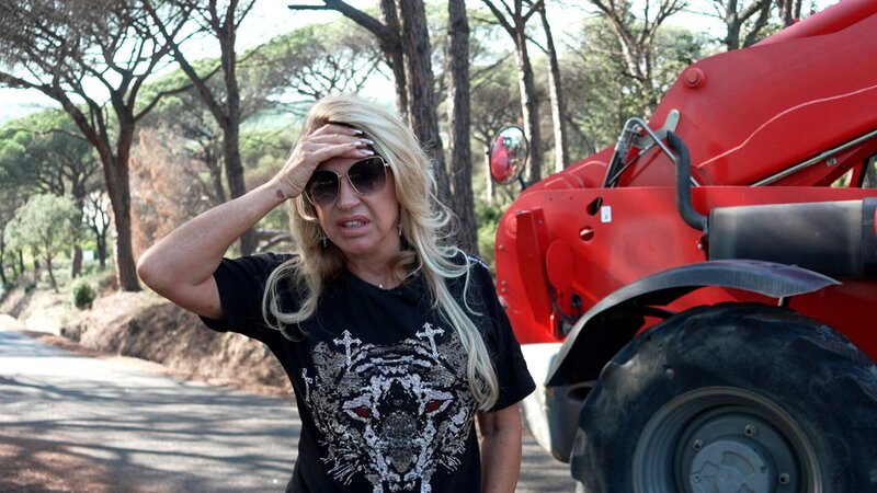 Die Baugenehmigung für das Nachbargrundstück ist da. Obwohl es noch nicht mehr als das Grundstück gibt, hat Robert schon einiges bestellt. Von Kunst aus Thailand bis hin zu Pflanzen aus Spanien! – Bild: RTLZWEI