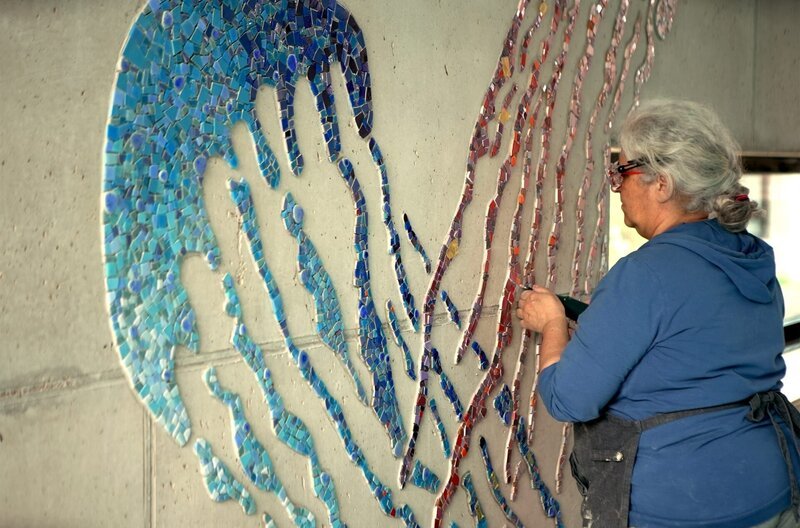 Mosaikkünstlerin Tanja Lebski beim Entgraten der scharfen Mosaiksteinchen ihres Quallenmotivs für ein Hallenbad. – Bild: SWR/​Dirk Schwarz