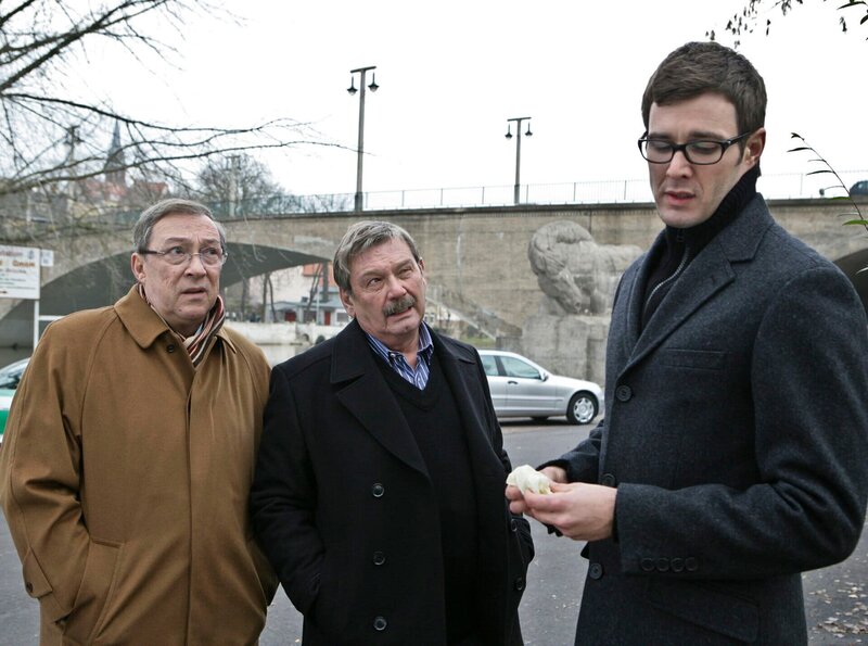 Die Hauptkommissare Schmücke (Jaecki Schwarz, links) und Schneider (Wolfgang Winkler, Mitte) lernen ihren neuen Kollegen Dr. Stabroth (Jochen Schropp, rechts) kennen. – Bild: MDR/​Saxonia Media/​Frauendorf