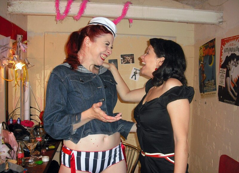 Die quirlige Eve (li.) wird Nicole in die Welt des 30er-Jahre-Striptease einführen.. – Bild: RTL II – Recht zum Abdruck/​Darstellung zeitlich/​sachlich beschränkt auf die Bewerbung der Sendung – Spin TV