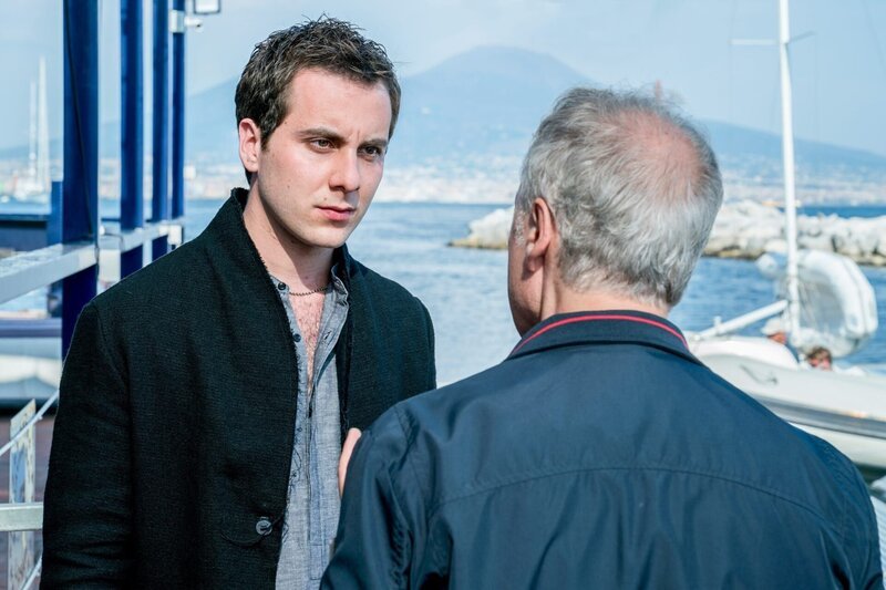 Valerio (Loris de Luna, li.) und sein Vater (Pierluigi Cuomo), der den Werdegang des Sohnes missbilligt. – Bild: ORF/​Beta Film/​Gianni Fiorito