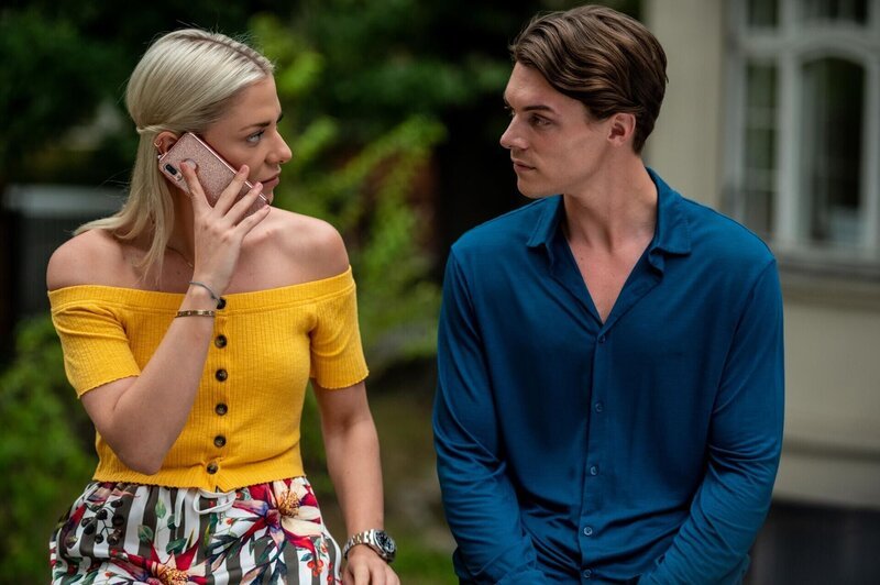 Sunny (Valentina Pahde) bekommt einen Anruf von ihrer Mutter Vanessa. Lennard (Gerrit Klein) beobachtet sie. – Bild: RTL /​ Sebastian Geyer