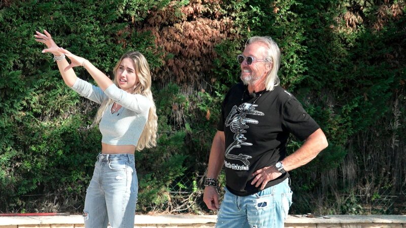 Mit der großen Bestellung aus Thailand gilt es die enthaltenen Skulpturen zusammenzubauen. Das ist gar nicht so leicht, die Skulpturen sind groß, also muss ein Bagger her. Den möchte Carmen fahren. Geht das gut? – Bild: RTLZWEI