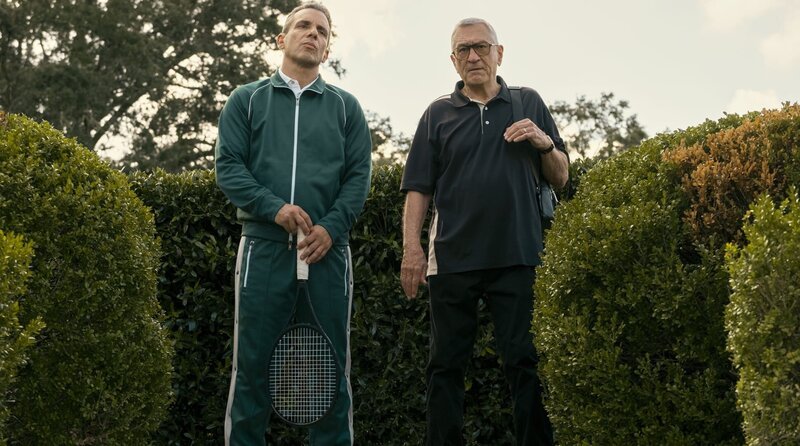 Sebastian (Sebastian Maniscalco, li.) will vor seinem knauserigen Vater Salvo (Robert de Niro, re.) nicht zugeben, dass er schon länger private Tennisstunden nimmt. – Bild: Leonine Licensing GmbH