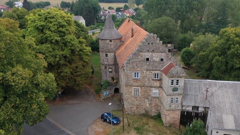 Besteht Einsturzgefahr für die Decke im Schloss? – Bild: RTL /​ Folge 2