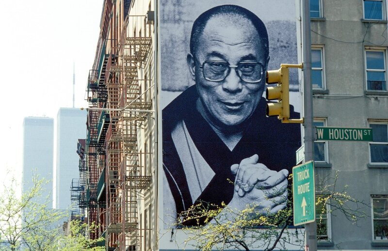 Plakat mit dem Konterfei des Dalai Lama an einem Haus in Greenwich Village. – Bild: ORF/imago/Meuser Plakat mit dem Konterfei des Dalai Lama an einem Haus in Greenwich Village. – Bild: ORF/imago/Meuser