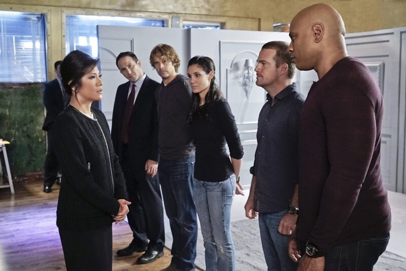 Arbeiten zusammen, um einen neuen Fall zu lösen: U.S. Ambassador Nancy Kelly (Julie Chen, l.), FBI Special Agent Brad Reese (Joe Nieves, 2.v.l.), Deeks (Eric Christian Olsen, 3.v.l.), Kensi (Daniela Ruah, 3.v.r.), Callen (Chris O’Donnell, 2.v.r.) und Sam (LL Cool J, r.) … – Bild: CBS Studios Inc.