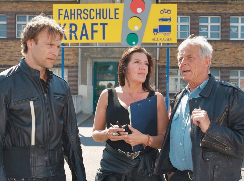 Um zu verhindern, dass Martin (Bernhard Bettermann, li.) das zweite Mal das Handtuch wirft, begleitet ihn sein Vater Otto Stein (Rolf Becker, re.) zur letzten Überlandfahrt. Das Otto jedoch mal mit Uschi Kraft (Katy Karrenbauer) auf einem Bikertreffen geflirtet hat, ist für Martin ohnehin schweren Stand, nicht gerade förderlich. – Bild: MDR/​MDR/​Krajewsky