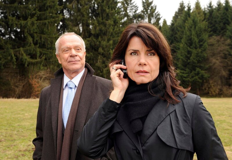Als Werner (Dirk Galuba, l.) sich nähert, beendet Barbara (Nicola Tiggeler, r.) schnell das Gespräch mit ihrem Komplizen Dr. Oestreich. – Bild: ARD/​Ann Paur