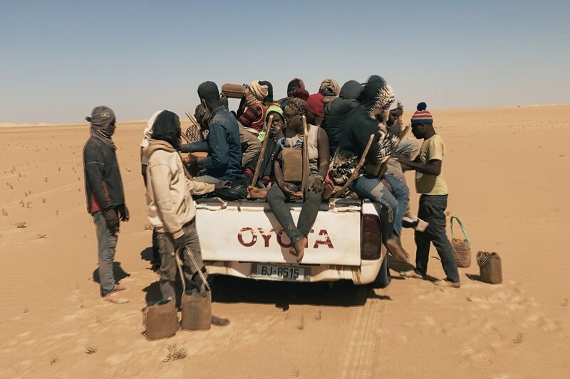 NZZ Format Mit Migranten durch die Sahara – Europas neue Grenze in Afrika Migranten auf einem Pickup in der Sahara – Bild: SRF1