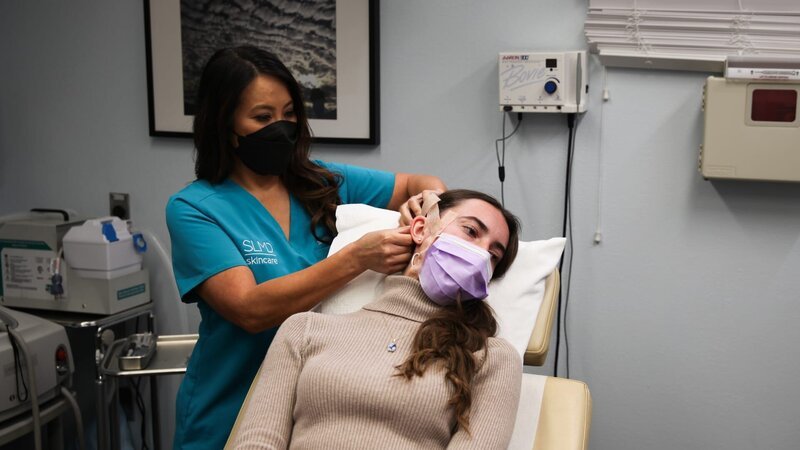 Dr. Lee is in the middle of the procedure to remove a lump on back Jenna Rutz’s ear. – Bild: Discovery Communications, LLC