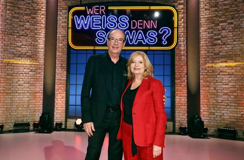 Treten bei „Wer weiß denn sowas?“ als Kandidat:Innen an: Der Schauspieler Herbert Knaup (l.) und die Schauspielerin Sabine Postel (r.). – Bild: ARD/​Morris Mac Matzen