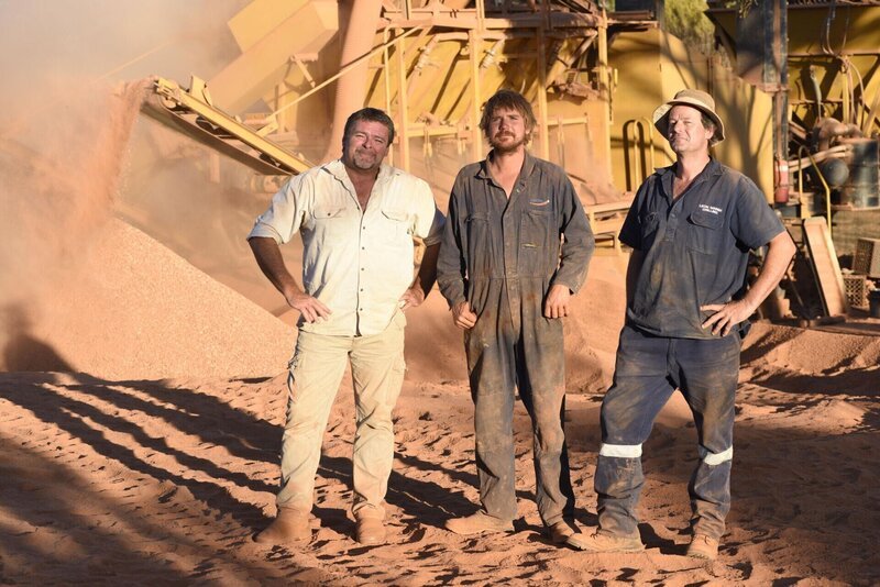 Dirt Dogs: Vern Strange, Leon Marsh, Jake Larsen, Marko Smith (wife Donna, son Jackson), Jacob Bjerregaard Thau & Goldzilla – Aussie Gold Hunters 2 – Photograph by David Dare Parker – Bild: Electric Pictures Pty Ltd