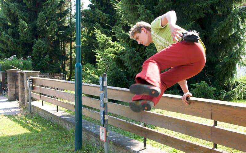 Nichts wie hinterher. Keks ist weggerannt, Fritz Fuchs (Guido Hammesfahr) versucht, ihn einzuholen. – Bild: ZDF