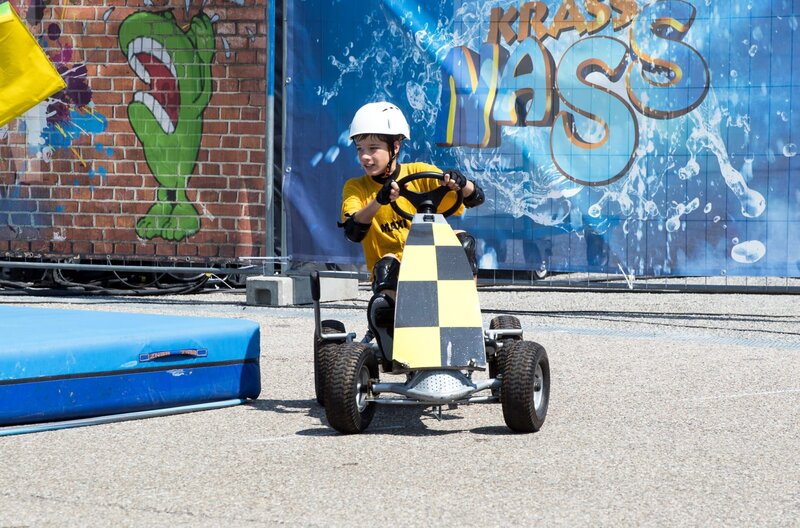 Maxi fährt durch den Parcours. – Bild: SWR/​Alexander Kluge