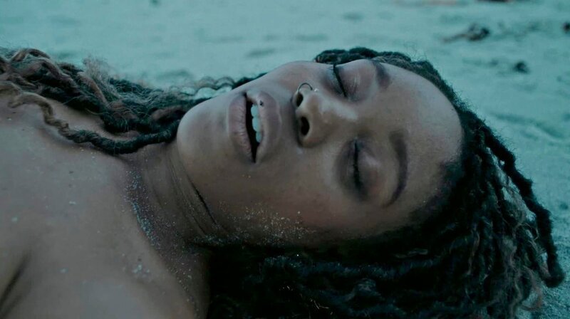 SÜDWESTRUNDFUNK The Morning After, Folge 1 – Gestrandet Als Nina (Amara Okereke) am Strand von Kapstadt aufwacht, sind all ihre Sachen weg. – Bild: SWR/​Both Worlds Produktion