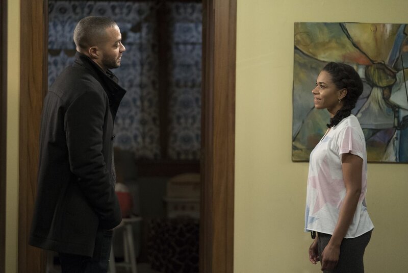 Als plötzlich Jackson (Jesse Williams, l.) bei ihr auf der Türschwelle steht, muss Maggie (Kelly McCreary, r.) über ihre Gefühle für ihn nachdenken. Unterdessen merkt Amelia, wie attraktiv sie Owen immer noch findet … – Bild: American Broadcasting Companies, Inc.