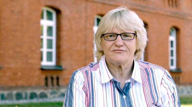 Die 53-Jährige Kerstin Borovikov bekam bisher zwei Endoprothesen und kann noch immer schlecht laufen. Ein neues künstliches Gelenk soll sie endlich wieder mobil machen. – Bild: NDR/Poppulärfilm/Axel Schneppat Die 53-Jährige Kerstin Borovikov bekam bisher zwei Endoprothesen und kann noch immer schlecht laufen. Ein neues künstliches Gelenk soll sie endlich wieder mobil machen. – Bild: NDR/Poppulärfilm/Axel Schneppat