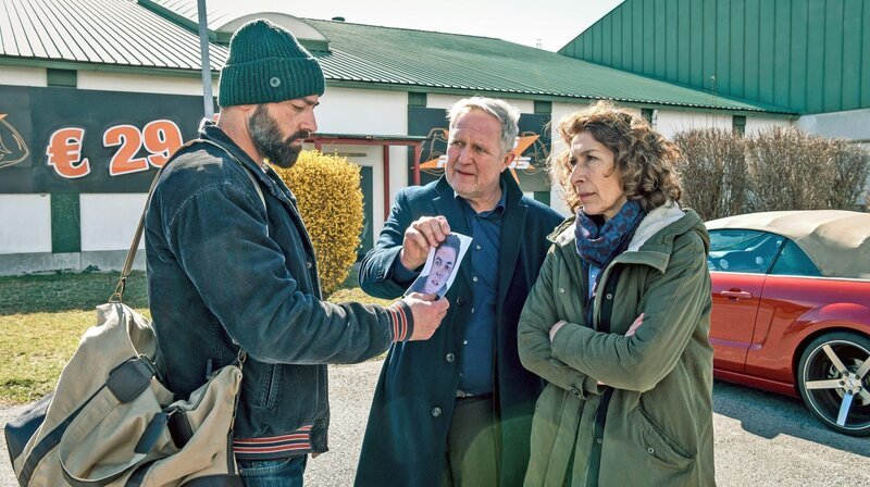 Moritz Eisner (Harald Krassnitzer) und seine Kollegin Bibi Fellner (Adele Neuhauser) befragen Rainer Kovacs (Anton Noori) – Bild: ARD Degeto/​ORF/​Allegro Film/​Hubert Mican