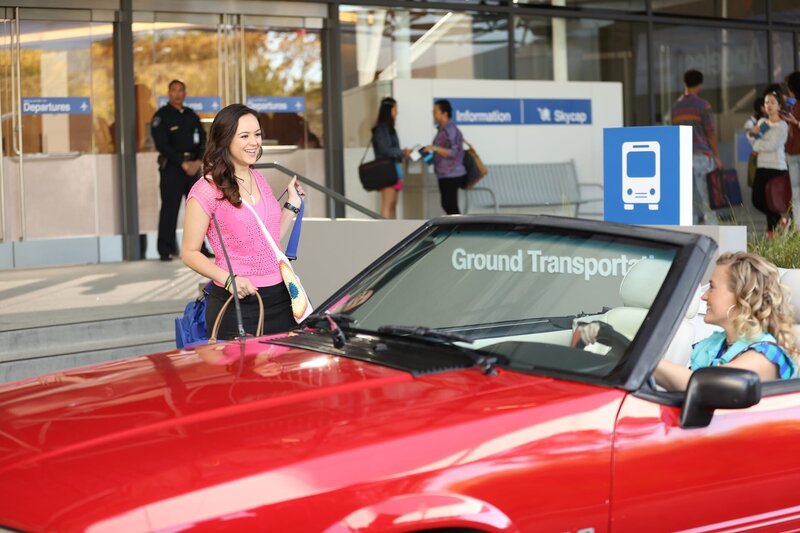 Erica Goldberg (Hayley Orrantia, l.); Lainey Lewis (AJ Michalka, r.) – Bild: 2020, 2021 Sony Pictures Entertainment. All Rights Reserved. /​ Raymond Liu Lizenzbild frei