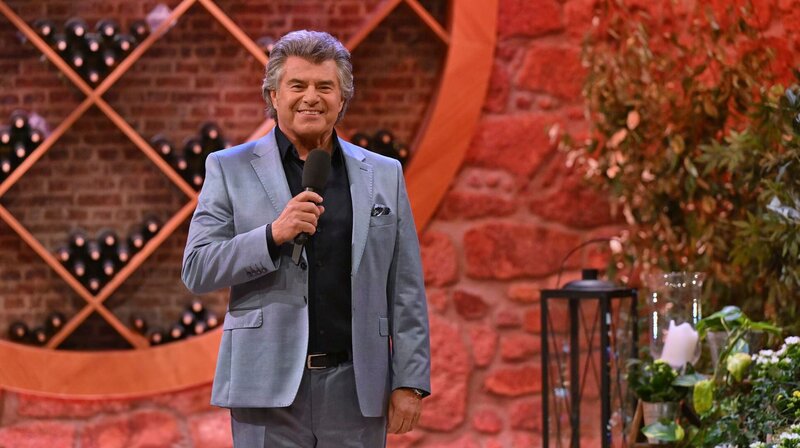 SWR-Moderator und Sänger Andy Borg begrüßt Stars aus der Schlagerwelt und lädt die Zuschauer:innen des SWR Fernsehens zu einem geselligen Musikabend ein. – Bild: SWR/​Kerstin Joensson