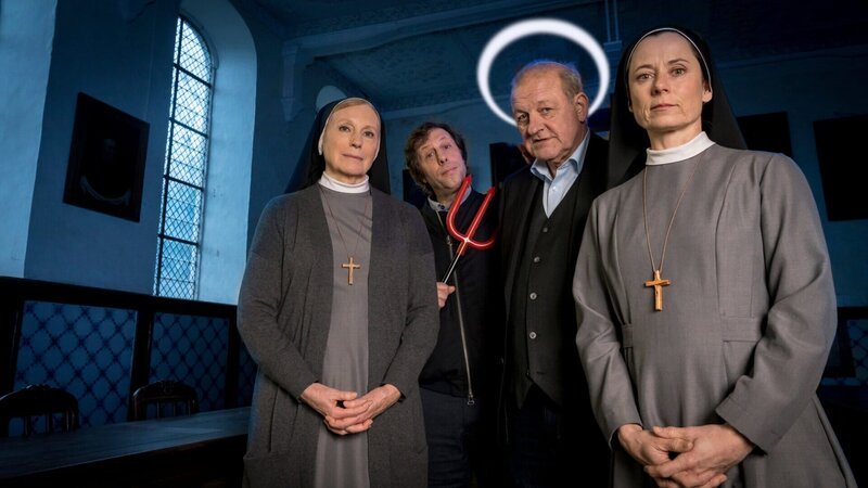 Georg Wilsberg (Leonard Lansink, 2.v.r.) ist diesmal im Namen des Herrn unterwegs und hilft den Ordensschwestern Schwester Helena (Maren Kroymann, l.) und Schwester Christa (Inka Friedrich, r.) ihr gestohlenes Geld wiederzufinden sowie den Mord an einem Bauarbeiter aufzuklären. Natürlich wird er dabei wieder von Ekki Talkötter (Oliver Korittke, 2.v.l.) unterstützt. – Bild: ZDF