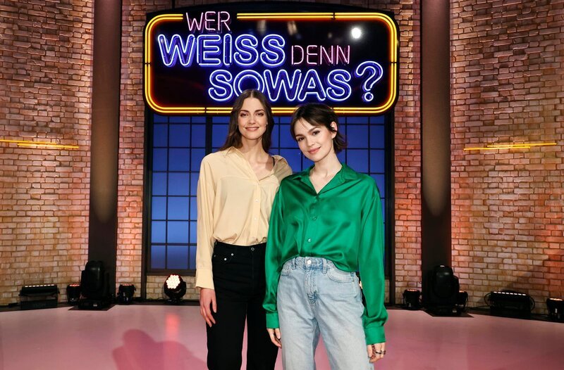 Treten bei „Wer weiß denn sowas?“ als Kandidatinnen an: Die Schauspielerin und Model Laura Berlin (l.) und die Schauspielerin Emilia Schüle (r.). – Bild: ARD/​Morris Mac Matzen
