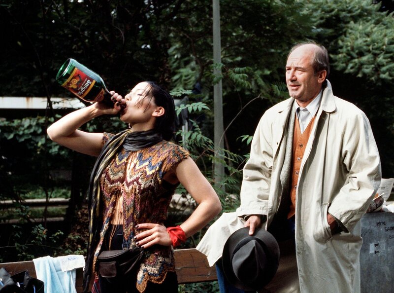 WDR Fernsehen TATORT, „Bienzle und der Mord im Park“, Fernsehfilm. Charlotte Fink (Claudia Schmutzler) ist der Paradiesvogel unter den Pennern. Die Professorentochter lebt freiwillig und aus Trotz auf der Strasse. Sie hat aber auch Beziehungen zur Polizei, die Bienzle (Dietz Werner Steck) noch nicht ganz durchschaut. – Bild: WDR/​SWR/​Schröder