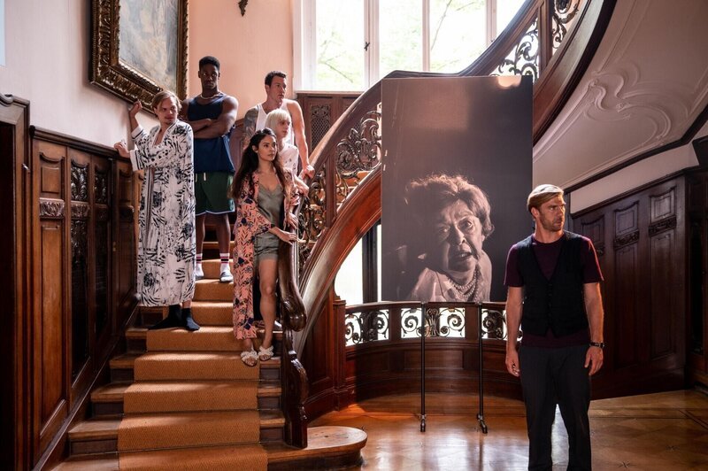 Die Masterclass (v.l.: Ove (Wilson Gonzalez Ochsenknecht), Karl (Ben Andrews Rumler), Nik (Brix Schaumburg), Ruby (Linda Rohrer), Frieda (Meryl Marty) und Brian (Felix Lampert) können nicht glauben, dass Sunny wirklich die Polizei gerufen hat. – Bild: RTL /​ Sebastian Geyer /​ Echt