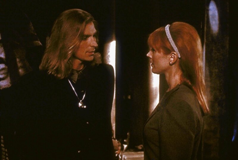 Lyta Alexander (Patricia Tallman, re.) bittet Byron (Robin Atkin Downes), den Anführer der Telepathen, um Hilfe. – Bild: ProSieben Media AG