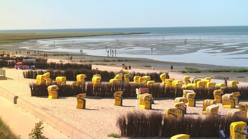 Einst ein Fischerdorf: Im Ortsteil Duhnen liegt der beliebteste Strand von Cuxhaven. – Bild: NDR/​nonfictionplanet/​Stefan Heinrich