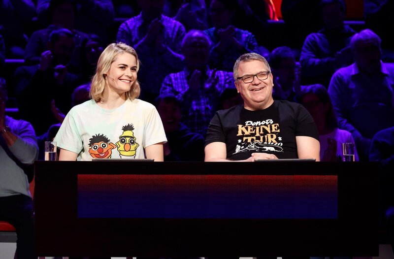 Rateteam-Kapitän Elton (r.) und die Stand-up-Comedian und Kabarettistin Hazel Brugger (l.) bilden ein Rateteam. – Bild: ARD/​Morris Mac Matzen