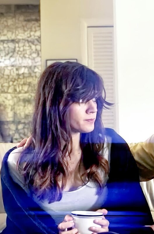 Reenactment: Renee sits on the couch with her mother with her father in the background. – Bild: Discovery Communications