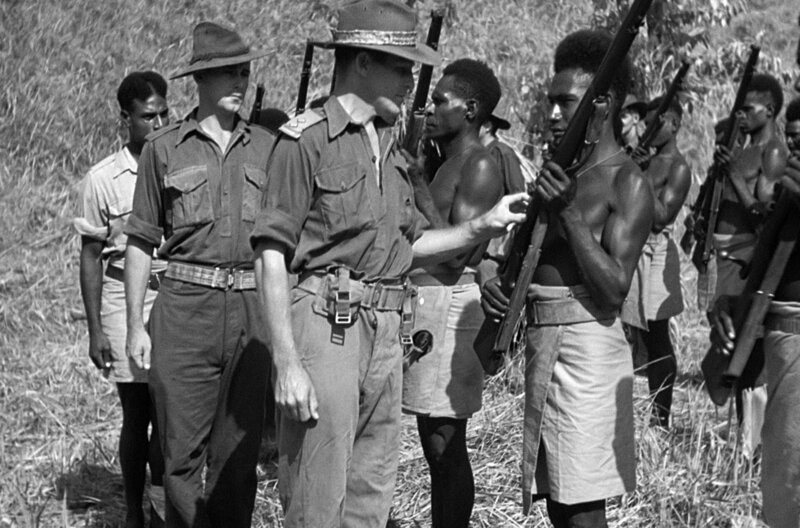 Auf den Salomonen werden Einwohner mit Waffen und Munition ausgerüstet. – Bild: Agat Films et Cie